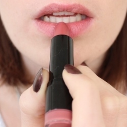 Наносим объемную тушь для ресниц