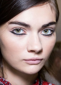 рисуем подводкой стрелки на глазах рисуем подводкой стрелки на глазах