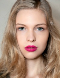 найдите оттенок яркой помады