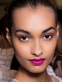 применение яркой помады