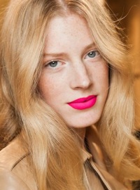 яркая помада на губах