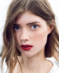 используйте яркую помаду