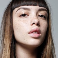 Помада в сочетании с хайлайтером нейтральный макияж губ