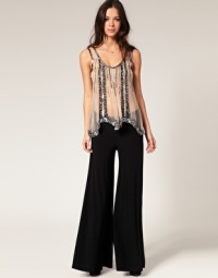 Широкие брюки: элегантность без отказа от комфорта 