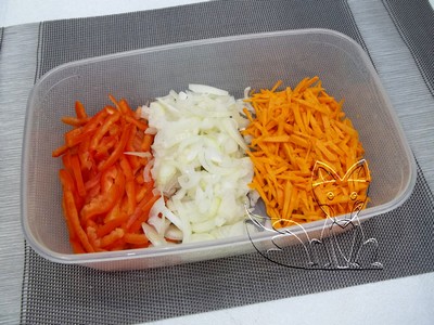 в емкость кладем натертую морковь и нарезанный лук с перцем в емкость кладем натертую морковь и нарезанный лук с перцем