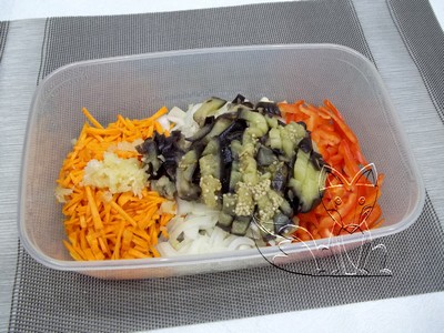 баклажан нарезаем кубиками баклажан нарезаем кубиками