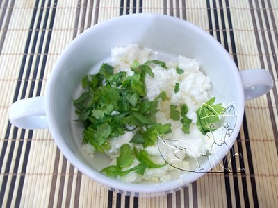 в глубокую емкость помещаем творог в глубокую емкость помещаем творог