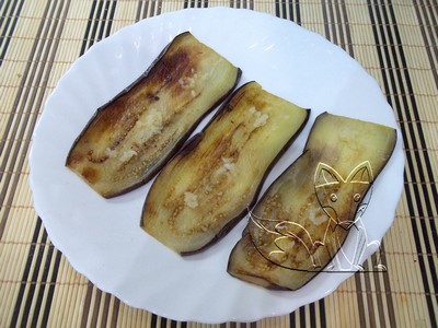 обжариваем баклажаны с двух сторон обжариваем баклажаны с двух сторон