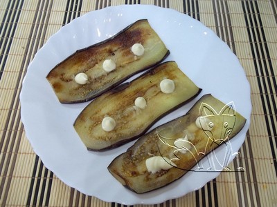 на обжаренные слайсы баклажан наносим сметану на обжаренные слайсы баклажан наносим сметану